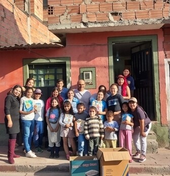 Campaña escolar: entrega de útiles escolares